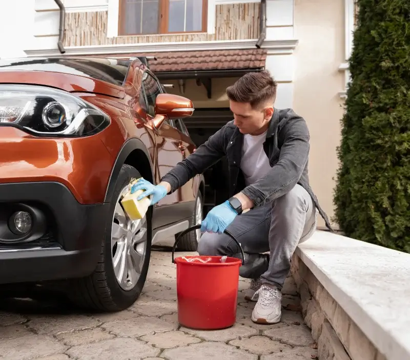 Lavage auto à domicile Vendémian : professionnel intervenant sur un véhicule